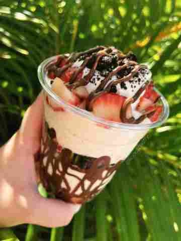 fresas con crema y chocolate