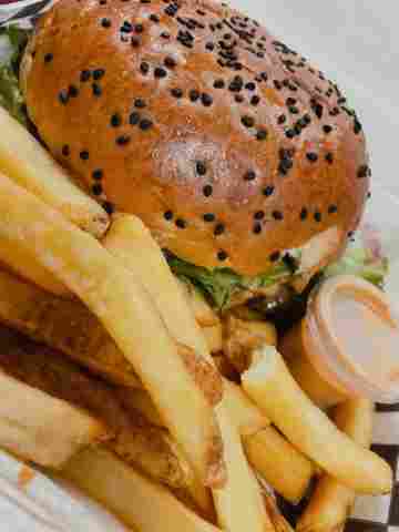 haburguesa de pollo con papas